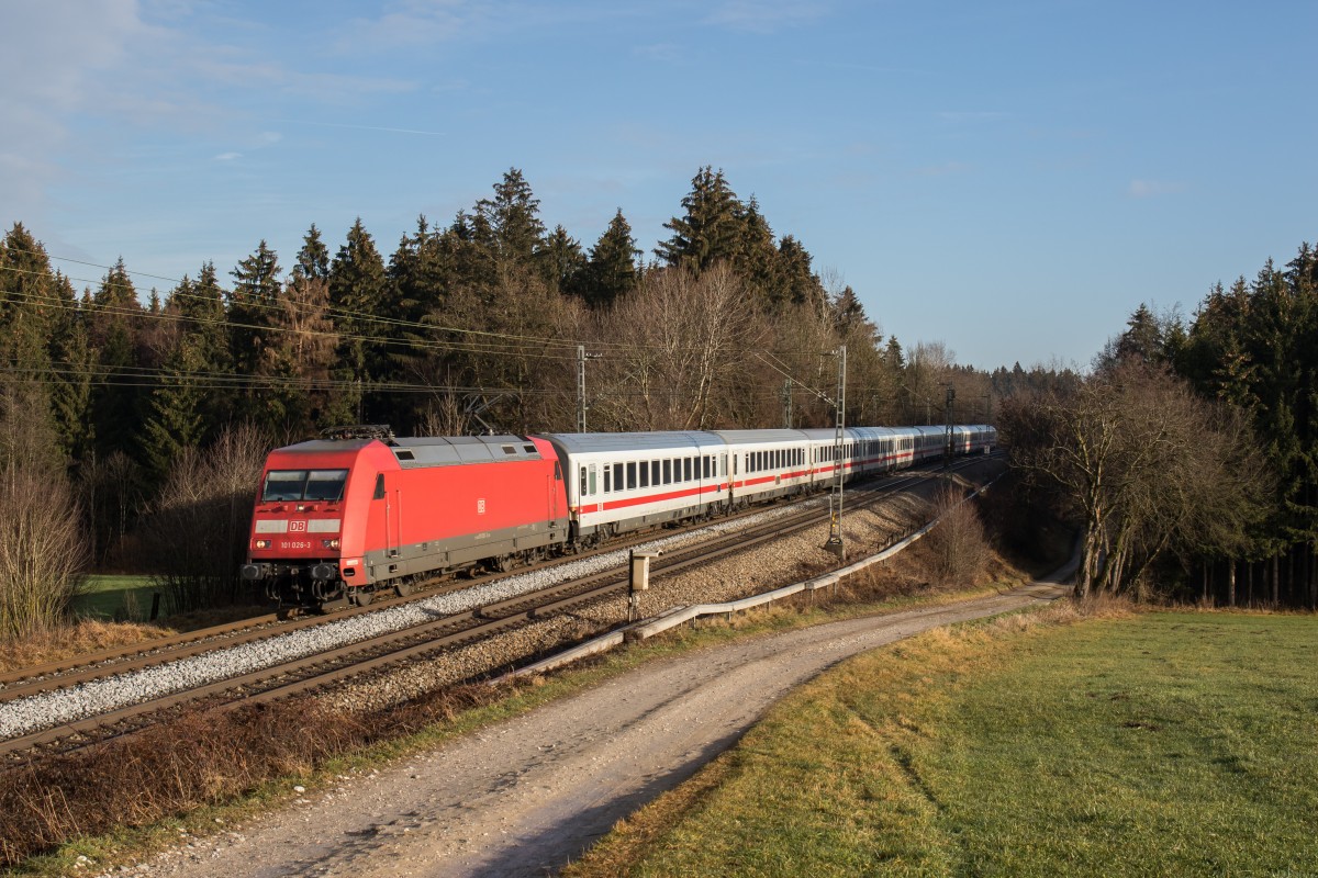 101 026-3 aus Salzburg kommend am 19. Dezember 2015 bei Sossau.