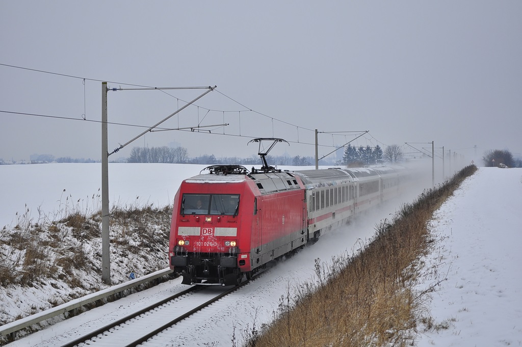 101 026 befördert den IC 2387 nach Leipzig,hier am 23.01.2016 in Gragetopshof.