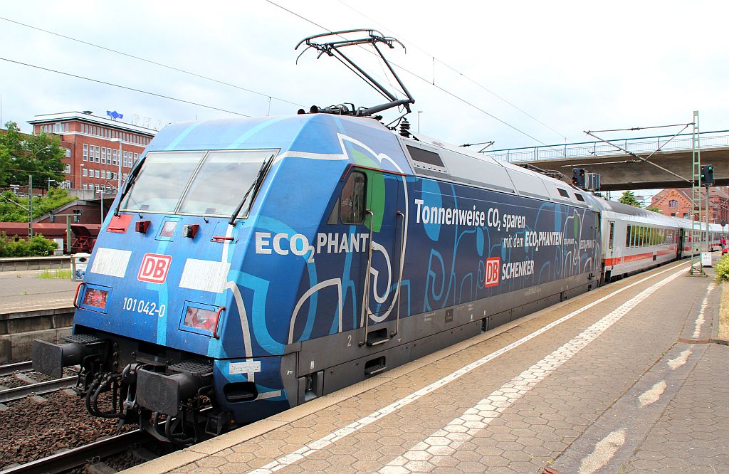 101 042-0 ECO2PHANT mit unbekanntem IC in HH-Harburg. 09.06.20