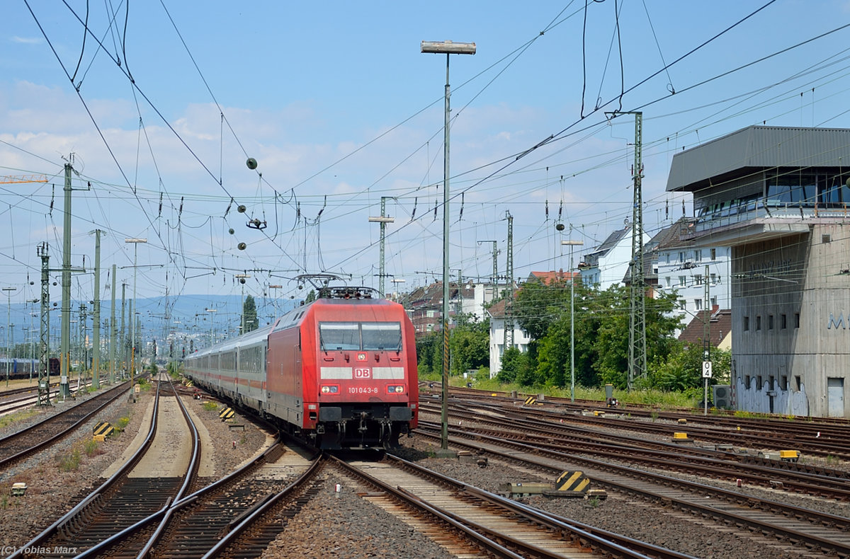 101 043 bei der Einfahrt mit dem IC 2013 in Mainz Hbf am 07.07.2016