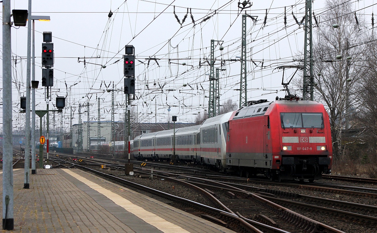 101 047-9 hatte sich an einen im Bereich des Wagenwerkes abgestellten Wagenpark angehngt dieser Bestand aus folgenden Wagen: 
6180 80-91 163-8 Bpmmbdzf 286.1 (REV/AN X/13.01.17) 
6180 20-94 477-2 Bpmmz 284.4 (REV/AN X/07.09.16) 
6180 20-95 460-7 Bpmmz 284.4 (REV/AN X/27.05.11, Verl/RB/26.04.18) 
6180 20-95 444-1 Bpmmz 284.4 (REV/AN X/12.05.16) 
6180 20-95 420-1 Bpmmz 284.4 (REV/AN X/10.11.16) 
6180 20-95 453-2 Bpmmz 294.4 (REV/AN X/12.01.15) 
6180 21-90 918-8 Bvmmsz 187.9 (REV/AN X/28.05.15) 
6180 85-94 455-0 ARkimmbz 288.4 (REV/AN X/17.08.15) 
7380 18-90 183-0 Apmmz 126.1 (REV/AN X/08.06.12) 
6180 80-91 103-4 Bpmmbdzf 286.1 
6180 21-94 639-6 Bvmmsz 187.6 
7380 20-95 616-0 Bpmz 295.4 (Mnchen-Nrnberg-Express) 
6180 80-91 119-0 Bpmmbdzf 286.1 
6180 20-91 504-6 Bpmmz 294.5 (REV/AN X/22.03.18) 

Neumnster 24.03.2018