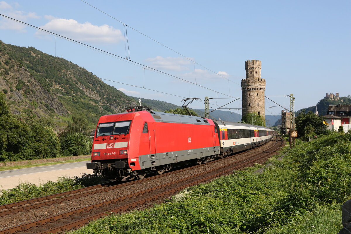 101 047 mit einem  EC  am 20. Juli 2021 bei Oberwesel.