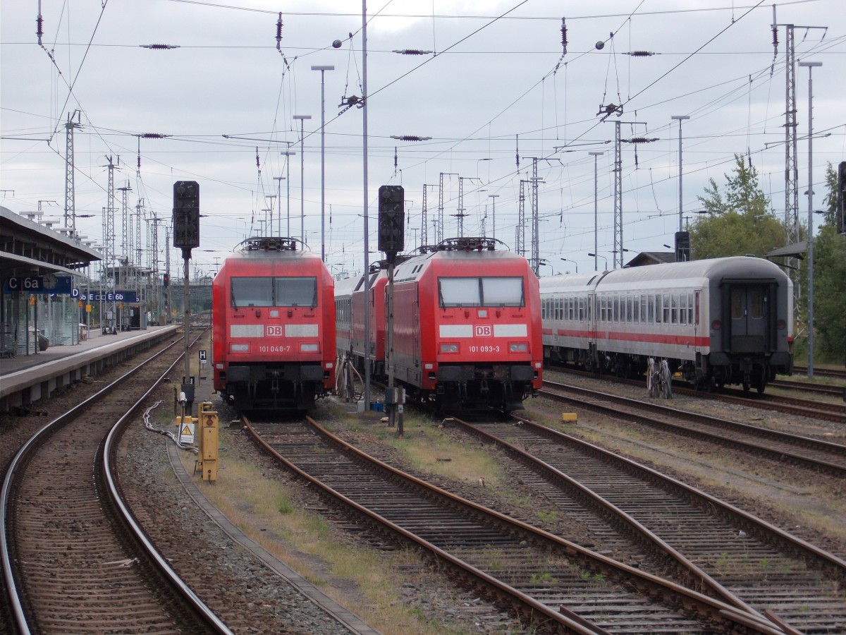 101 048 und 101 093 warteten,am 21.Juni 2015,in Stralsund auf neue Aufgaben.