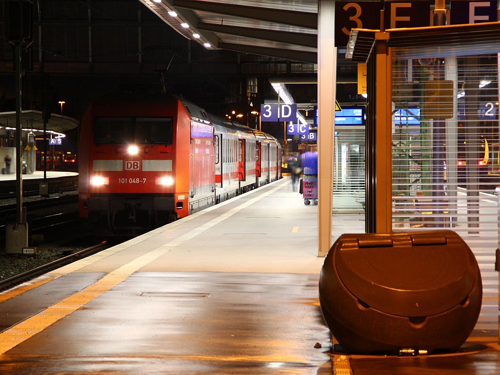 101 048-2 mit IC im Bremer Hbf. 28.09.12