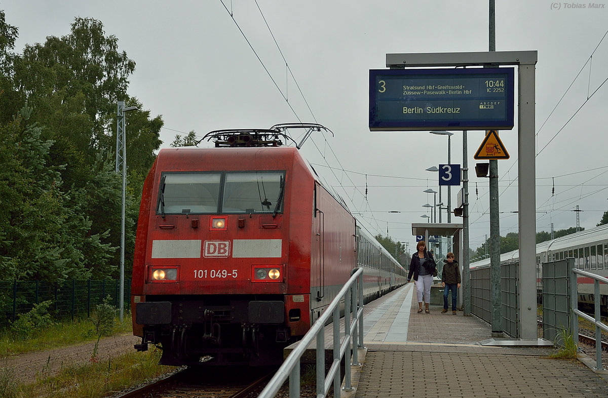 101 049 mit IC 2252 in Binz am 18.07.2016