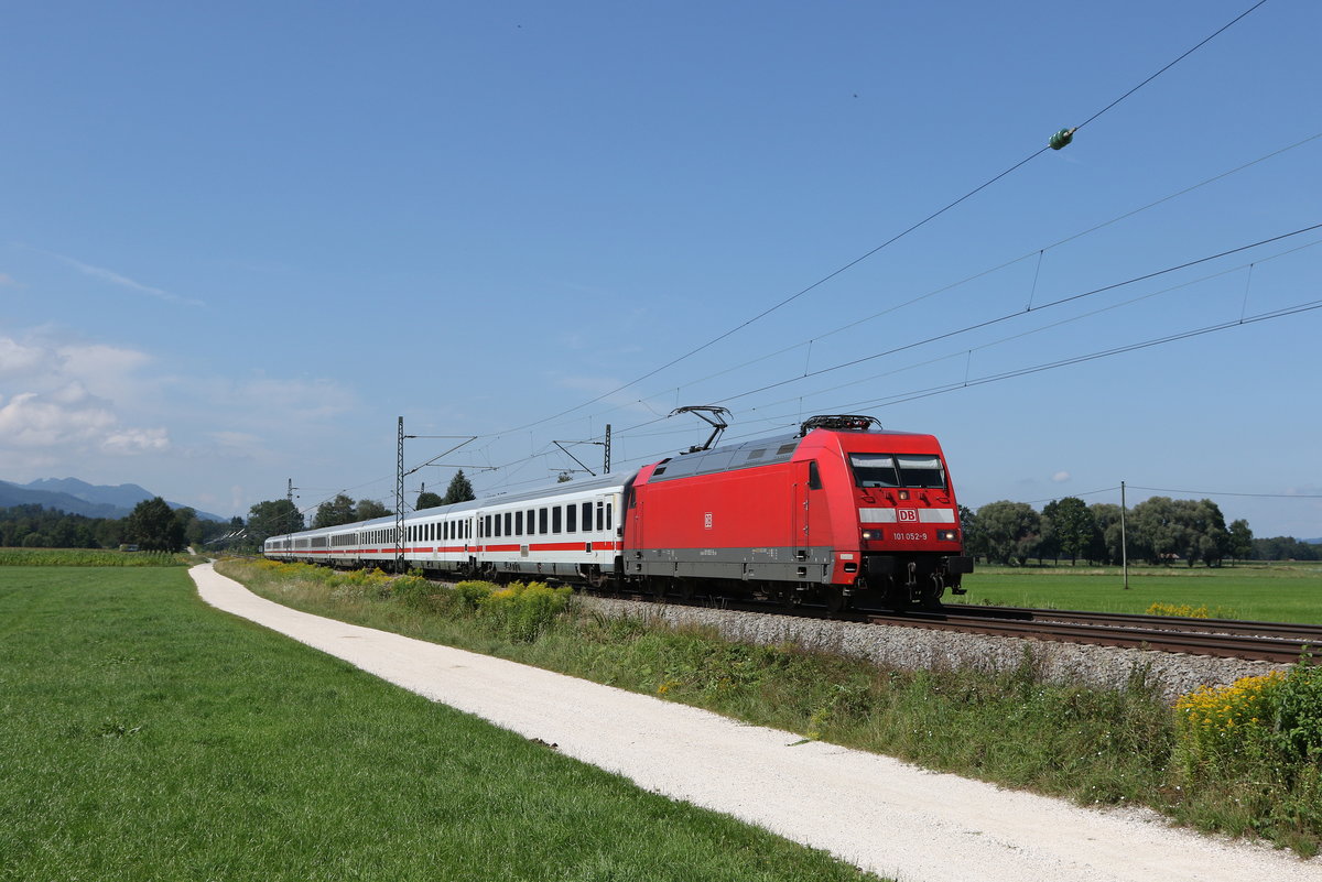 101 052 auf dem Weg nach Salzburg am 16. August 2020 bei bersee am Chiemsee.