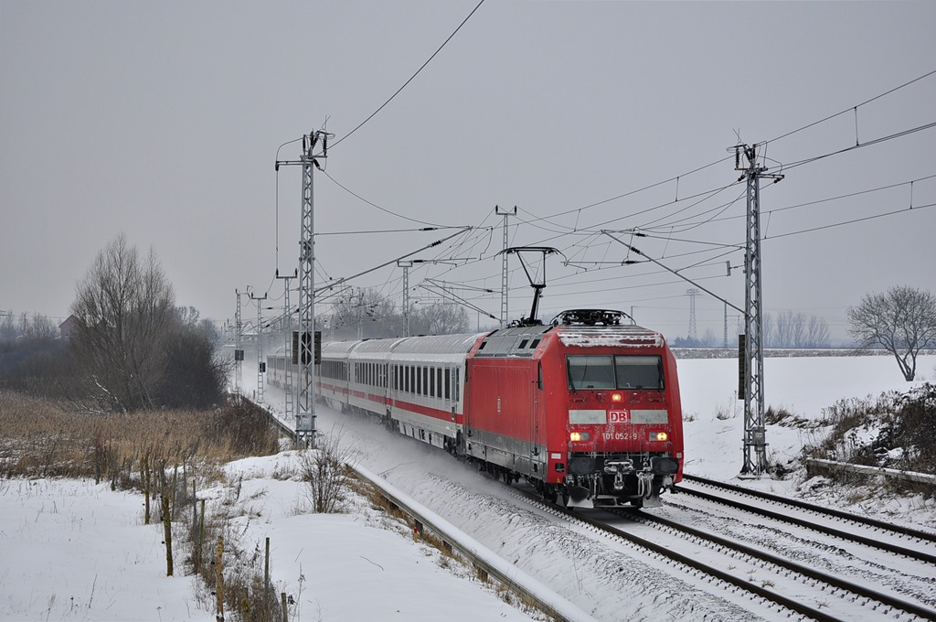 101 052 saust mit dem IC 2373 durch Sildemow in Richtrung Hamburg.