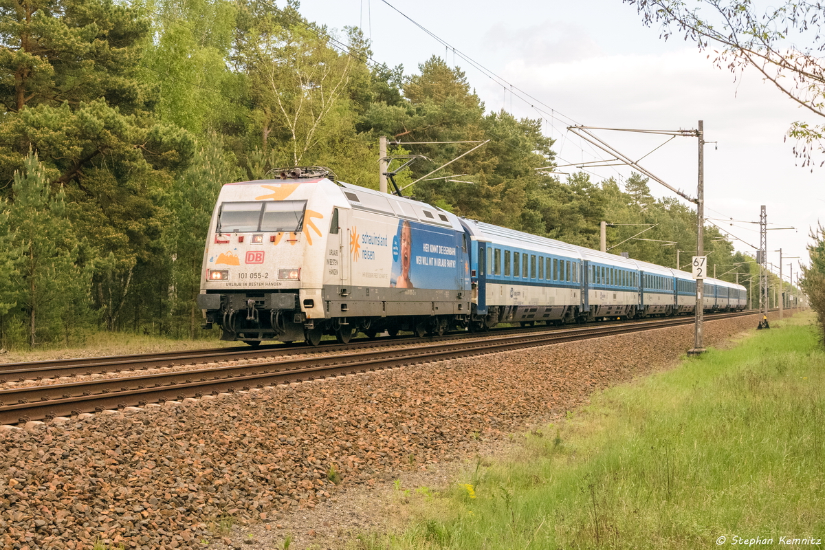 101 055-2  Schauinsland Reisen  mit dem EC 378  Porta Bohemica  von Praha hl.n. nach Kiel Hbf bei Friesack. 21.05.2017