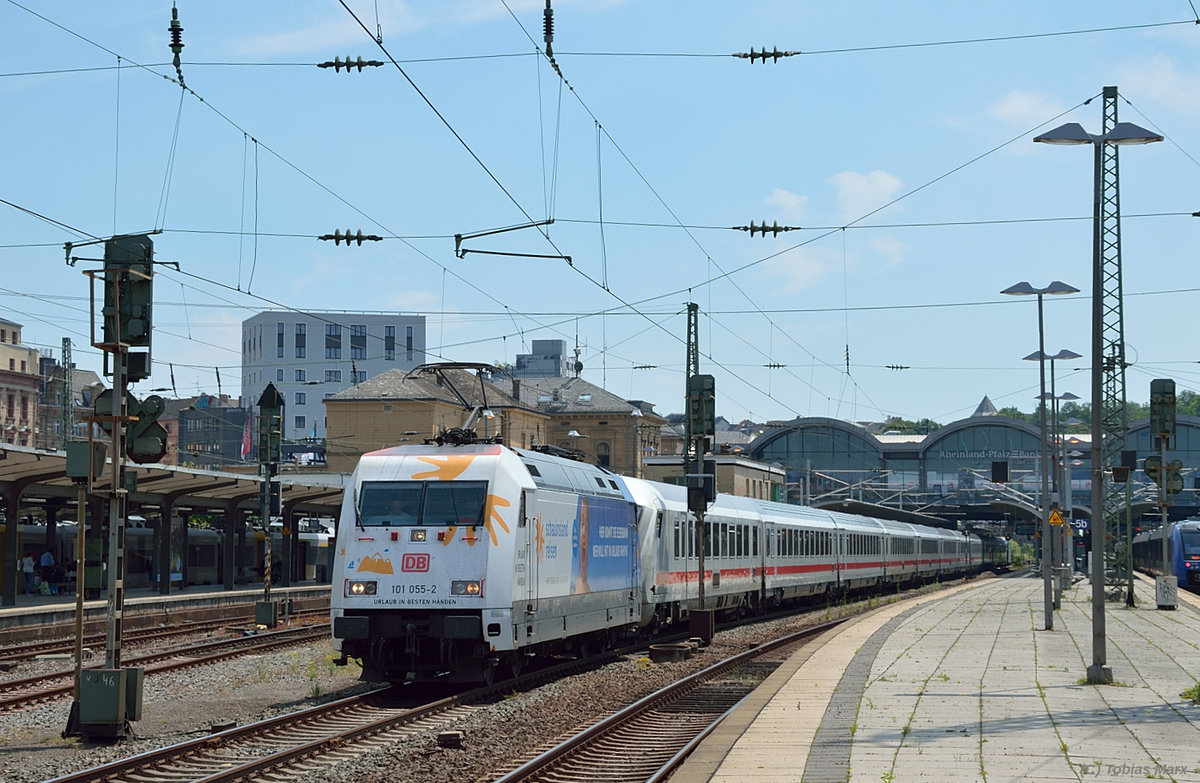 101 055 bei der Ausfahrt mit ihrem IC am 07.07.2016 aus Mainz Hbf.