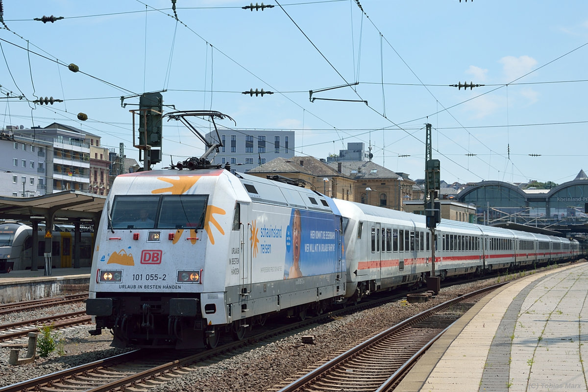 101 055 bei der Ausfahrt mit ihrem IC am 07.07.2016 aus Mainz Hbf.