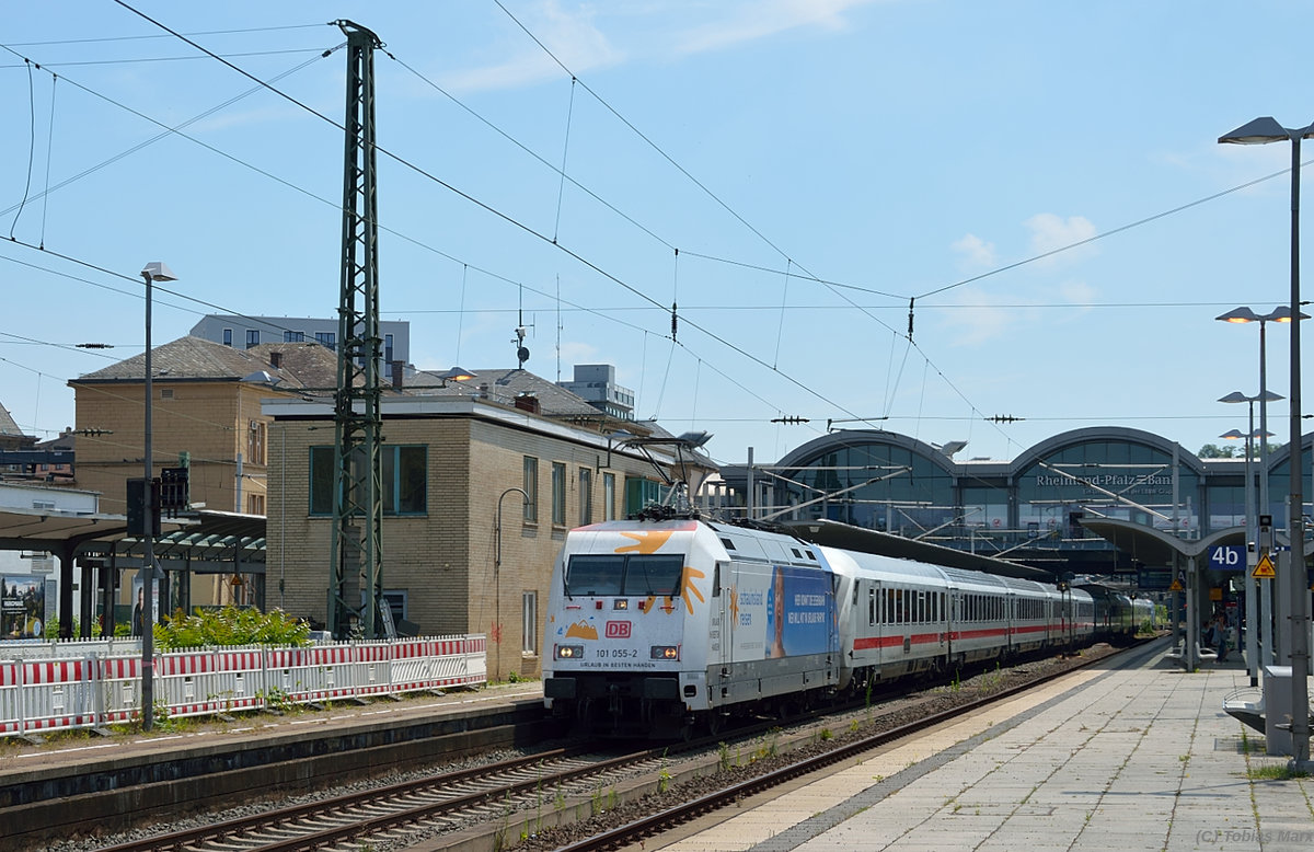 101 055 bei der Einfahrt mit einem IC in Mainz Hbf am 07.07.2016