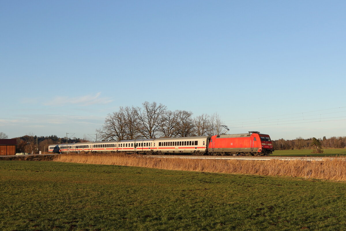 101 055 mit dem  IC Knigssee  am 31. Dezember 2021 bei Bernau am Chiemsee.