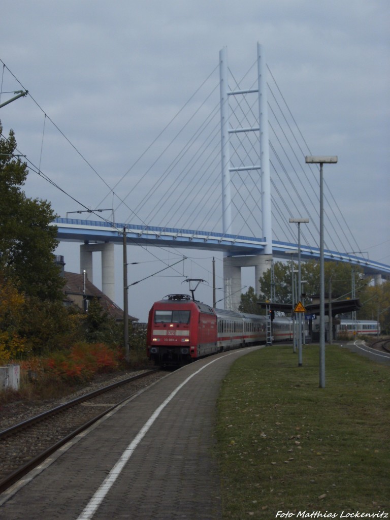 101 059-4 mit dem InterCity bei der Durchfahrt des Bahnhofs Stralsund-R�gendamm am 8.10.13 
