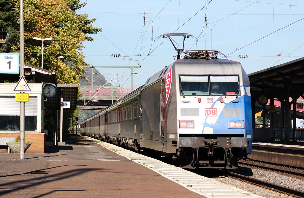 101 060-2 durchfährt hier mit einem unbekannten EC und hohem Tampo den Bahnhof Brohl/Rhein. 30.09.12