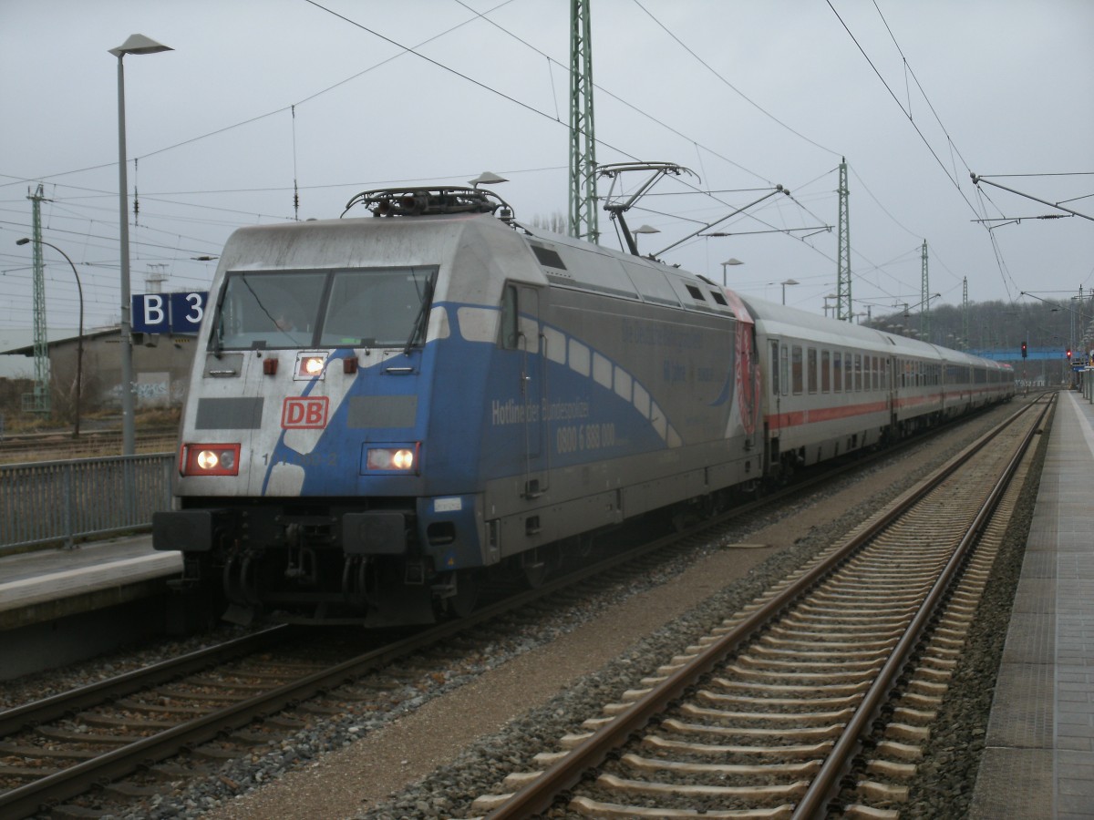 101 060 mit dem IC 2377 Binz-Frankfurt/Main Hbf,am 29.Dezember 2013,in Bergen/Rügen.