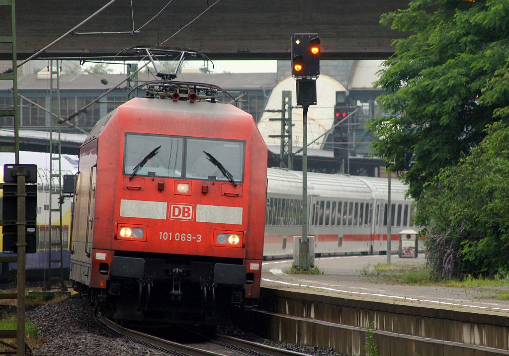 101 069-3 verlässt hier HH-Harburg mit einem unbekannten IC. 29.06.2013