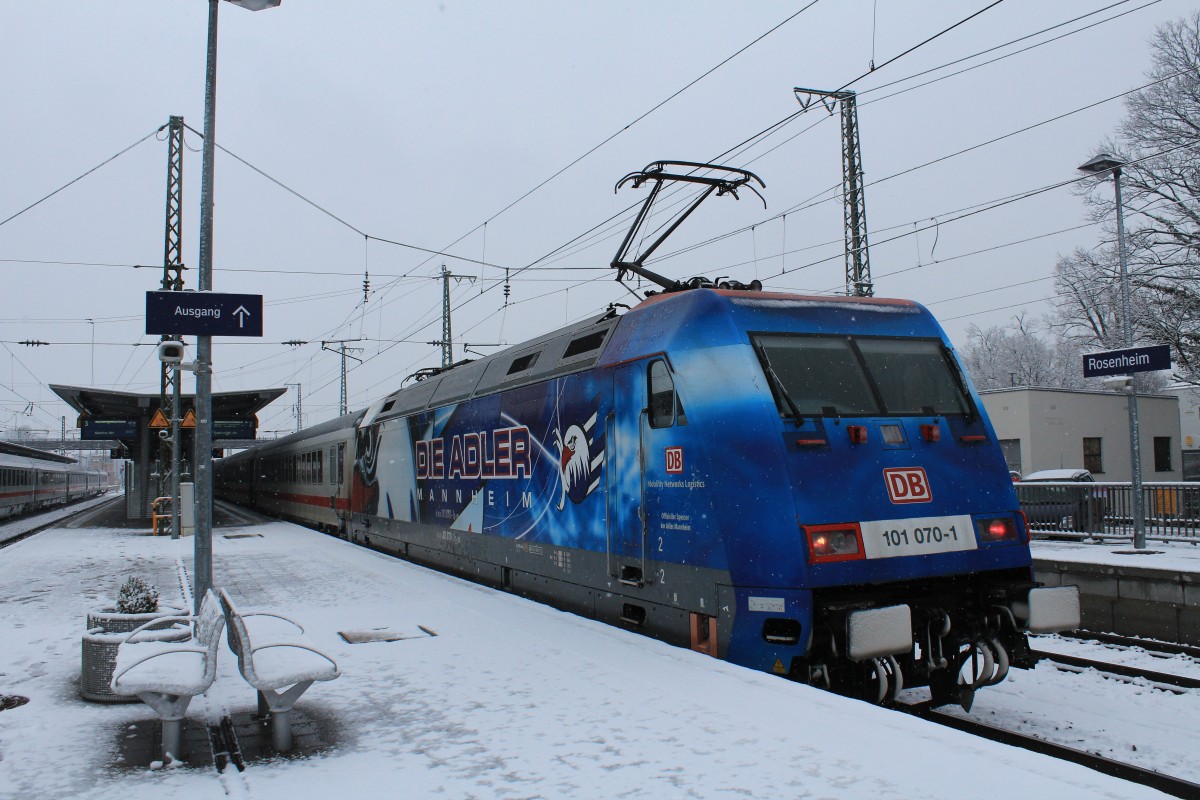 101 070-1 am 12. Januar 2013 im Bahnhof von Rosenheim.