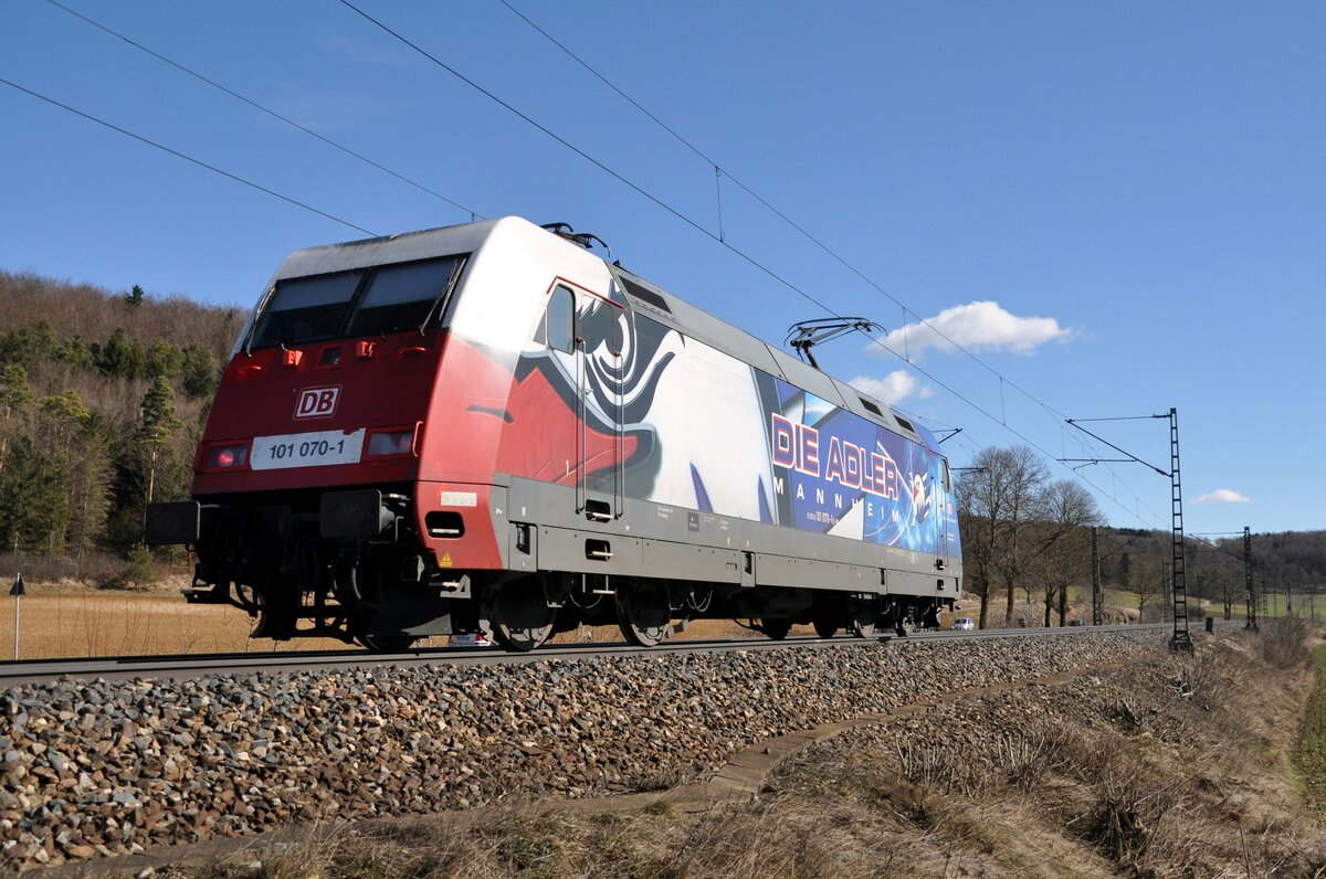 101 070-1 mit Werbung:  Die Adler  in Amstetten am 01.03.2010.