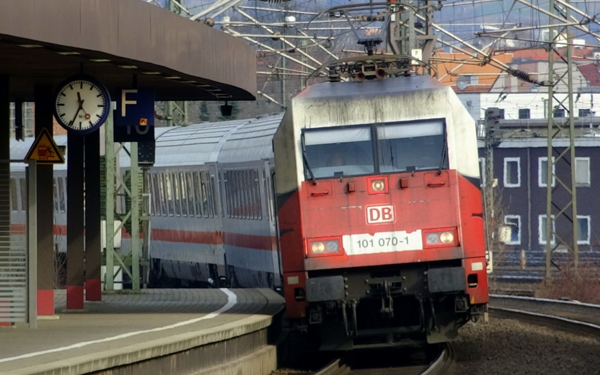 101-070 f�hrt mit ihrem IC von Hamburg nach Passau unterwegs. Hier f�hrt sie gerade in den Bahnhof G�ttingen ein.
Aufgenommen im M�rz 2014.