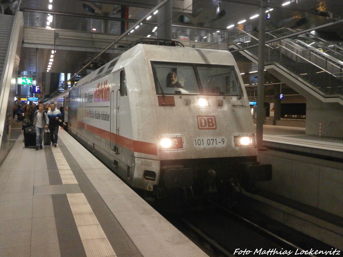 101 071 mit der Mrklin Werbung im Berliner Hbf am 28.5.15