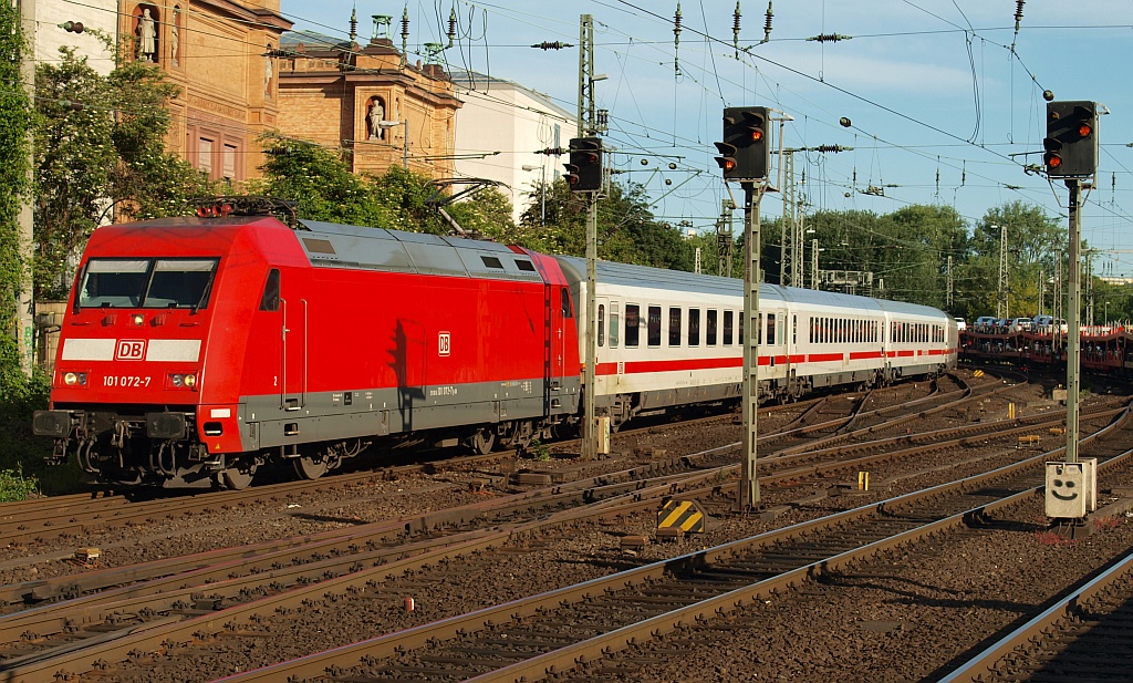 101 072-2 hat hier mit einem unbekannten IC Einfahrt in den Hamburger Hauptbahnhof. 03.06.2011