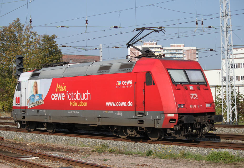 101 076-8 brachte am 05.10.2014 den IC 2213 von Ostseebad Binz nach Stuttgart Hbf bis Rostock und lief dann um.