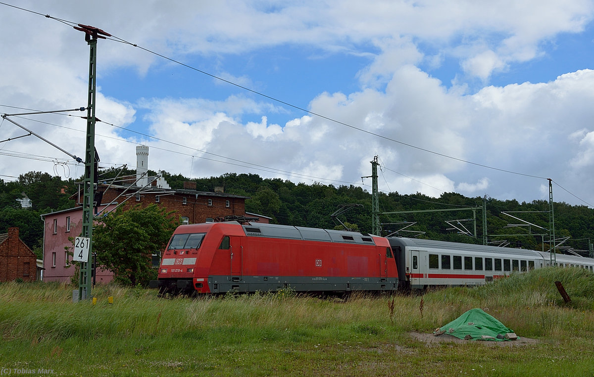 101 078 bei der Durchfahrt mit IC 2213 nach Stuttgart durch Lietzow am 18.07.2016