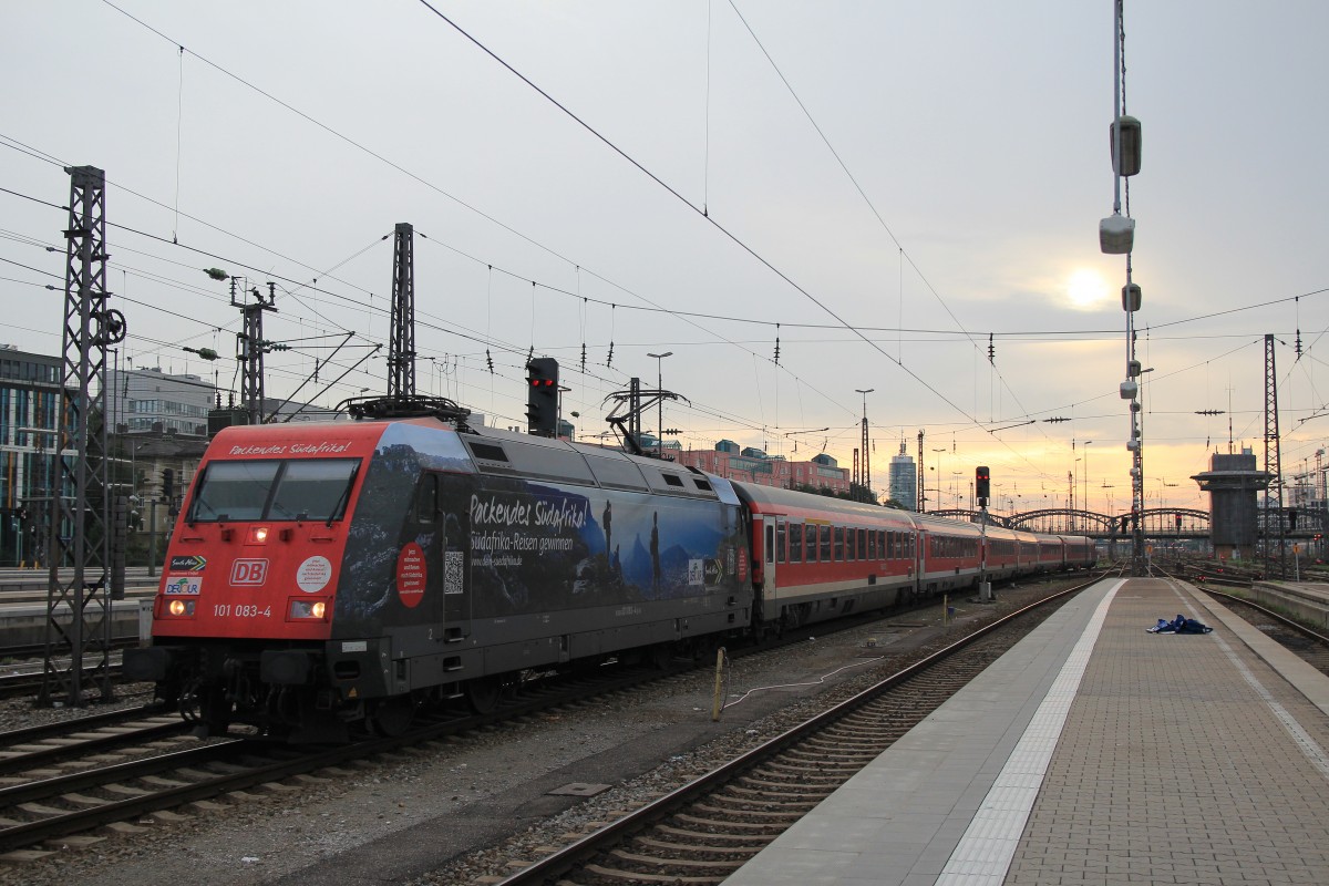 101 083-4 bei der Einfahrt in den Mnchner Hauptbahnhof am 26. August 2013.