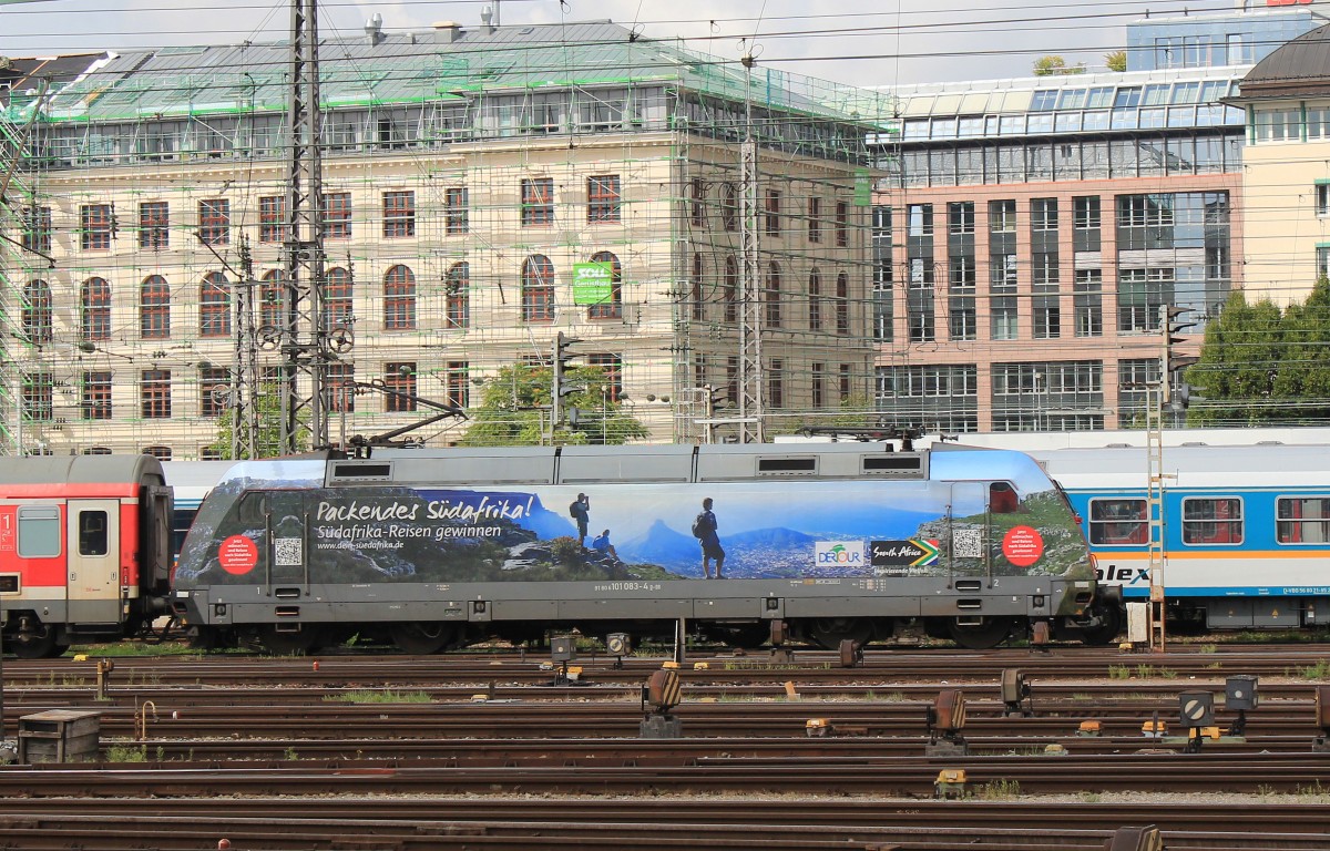 101 083-4 mit Werbung fr  Sdafrika  am 26. August 2013 im Aussenbereich des Mnchner Hauptbahnhofs.