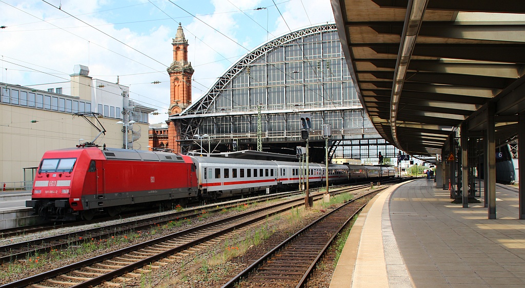 101 084-2 mit dem IC 2039 nach Leipzig Hbf musste gut 30min in Bremen warten wegen Schäden an den Oberleitungen auf der Strecke nach Leipzig. 30.06.12