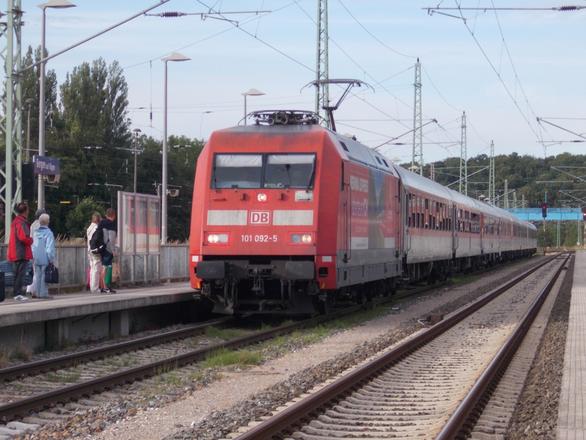 101 092,mit Schweizer Werbung und dem Nachtzug nach Zürich,am 11.Juli 2015,in Bergen/Rügen.
