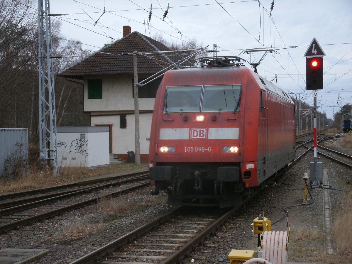 101 096 kam,am 15.Februar 2014,als Lz aus Stralsund in Binz an.