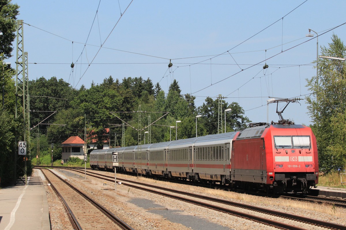 101 098-2 fhrt soeben aus dem Bahnhof von Assling aus. Aufgenommen am 5. August 2013.