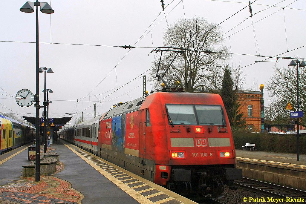 101 100 mit IC 1074 am 08.04.2015 in Uelzen Richtung Hamburg unterwegs