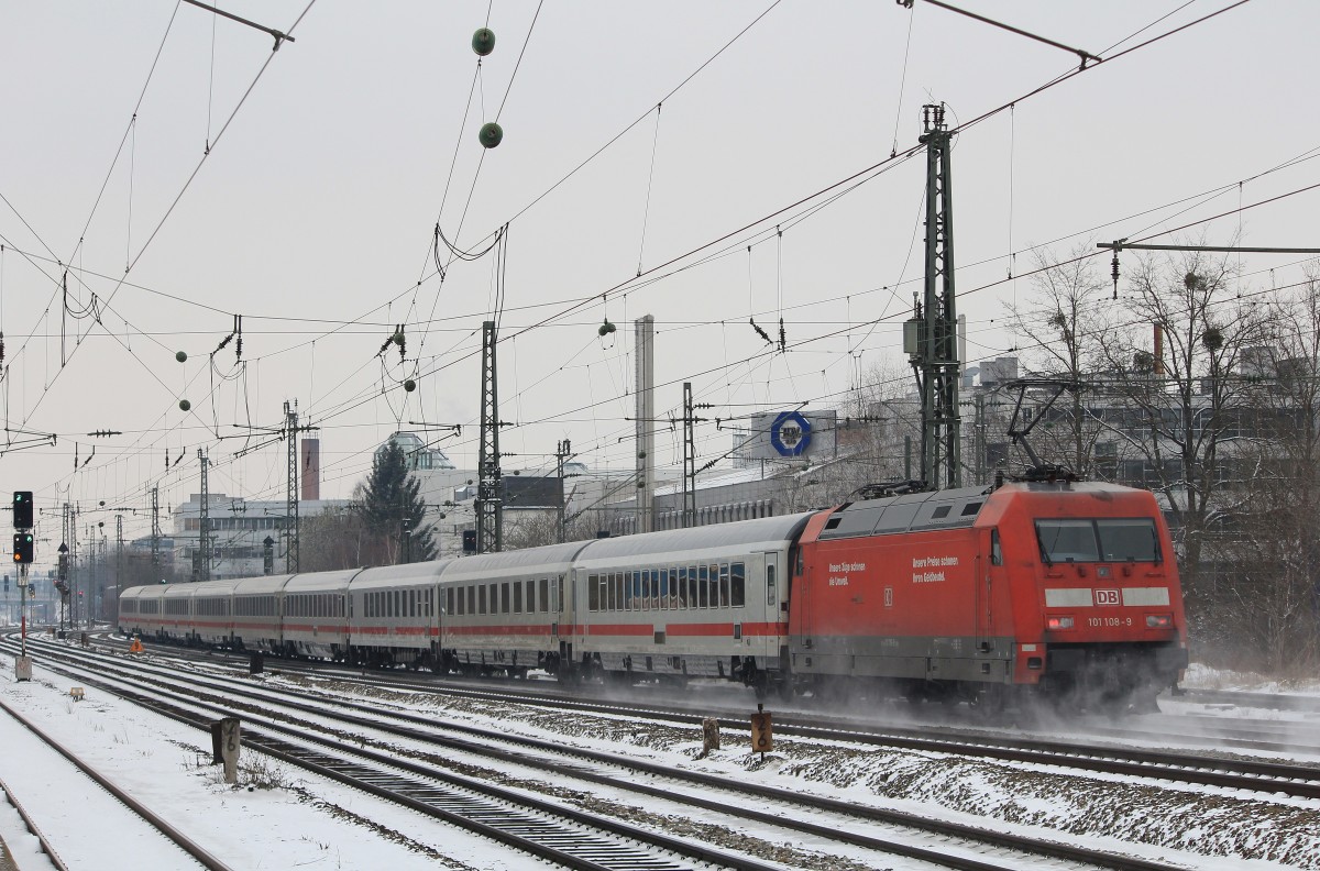 101 108-9 ist am Zugende eines EC in Richtung Mnchner Hauptbahnhof unterwegs. Aufgenommen am 27. Mrz 2013 bei der durchfahrt von Mnchen-Heimeranplatz.