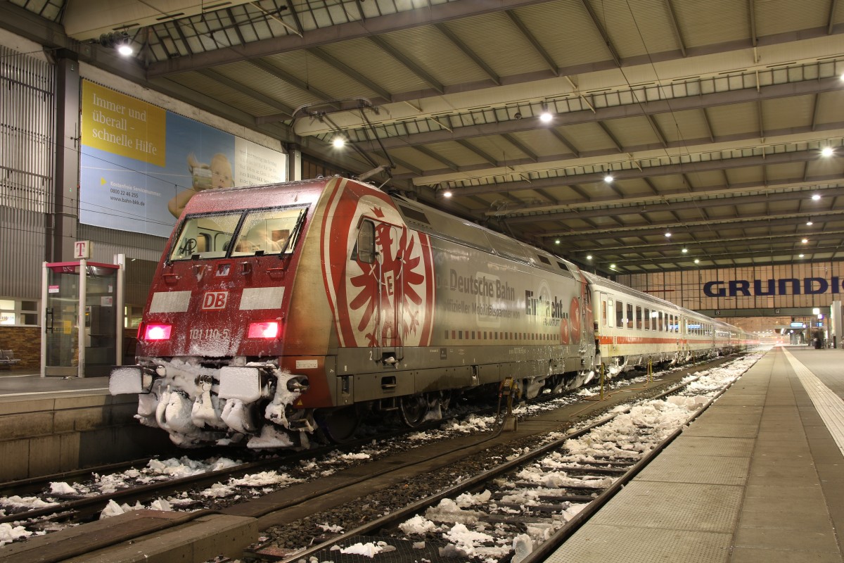 101 110-5 die  Eintracht Frankfurt -Lok vom Winter gezeichnet am 30. Dezember 2014 im Mnchner Hauptbahnhof.