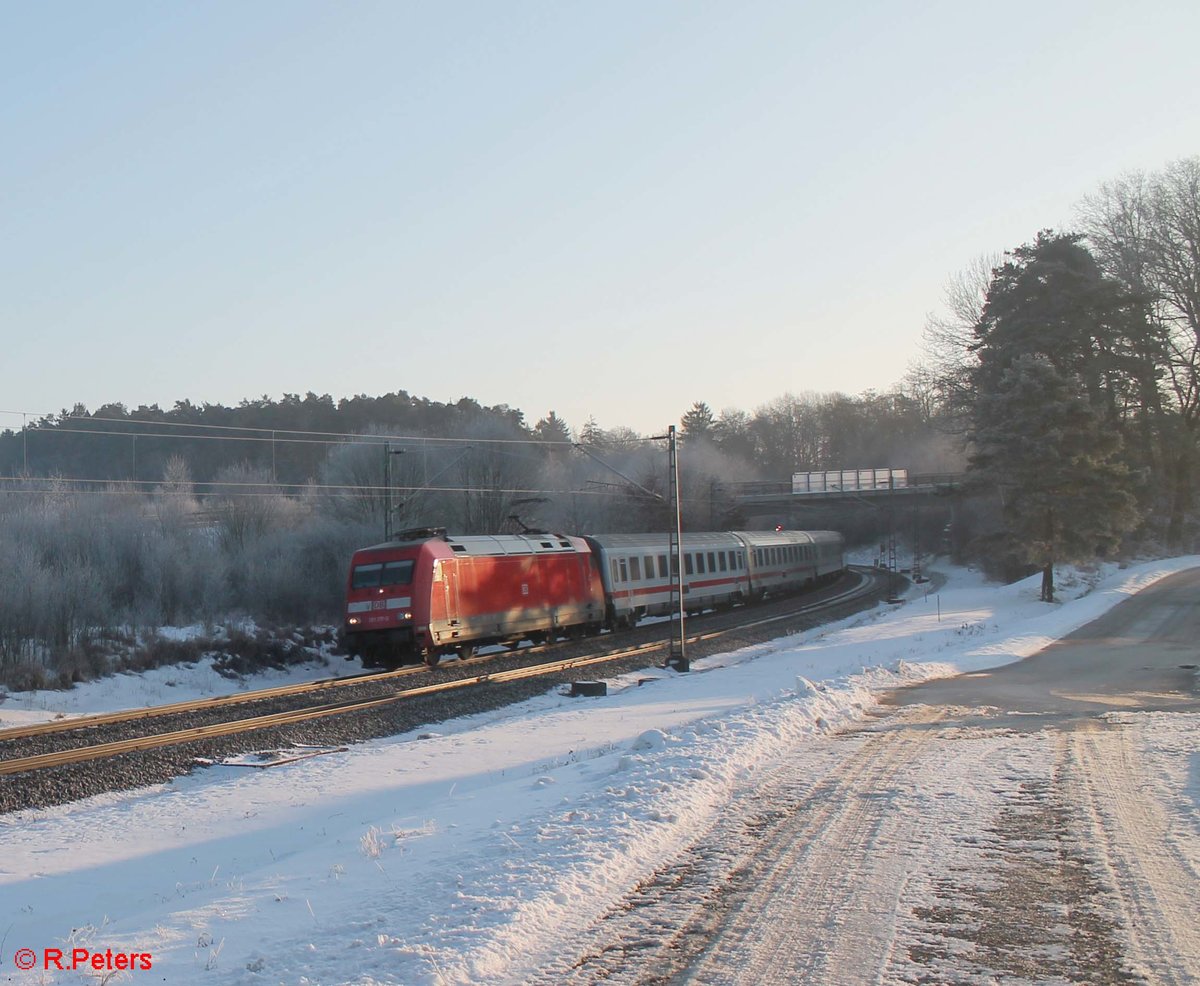 101 117-0 zieht bei Sinsgrün den IC 2014/2334 Passau - Hamburg. 19.01.17