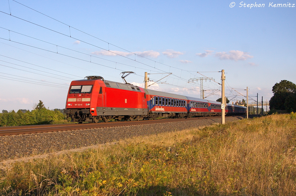 101 122-0 mit einem Kreuzfahrersonderzug von Berlin-Lichtenberg nach Rostock-Seehafen in Vietznitz. 24.08.2013