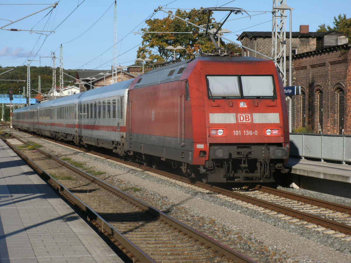 101 136-0 schob,am 26.September 2013,den IC 2355 Frankfurt Flughafen-Binz aus Bergen/R�gen.