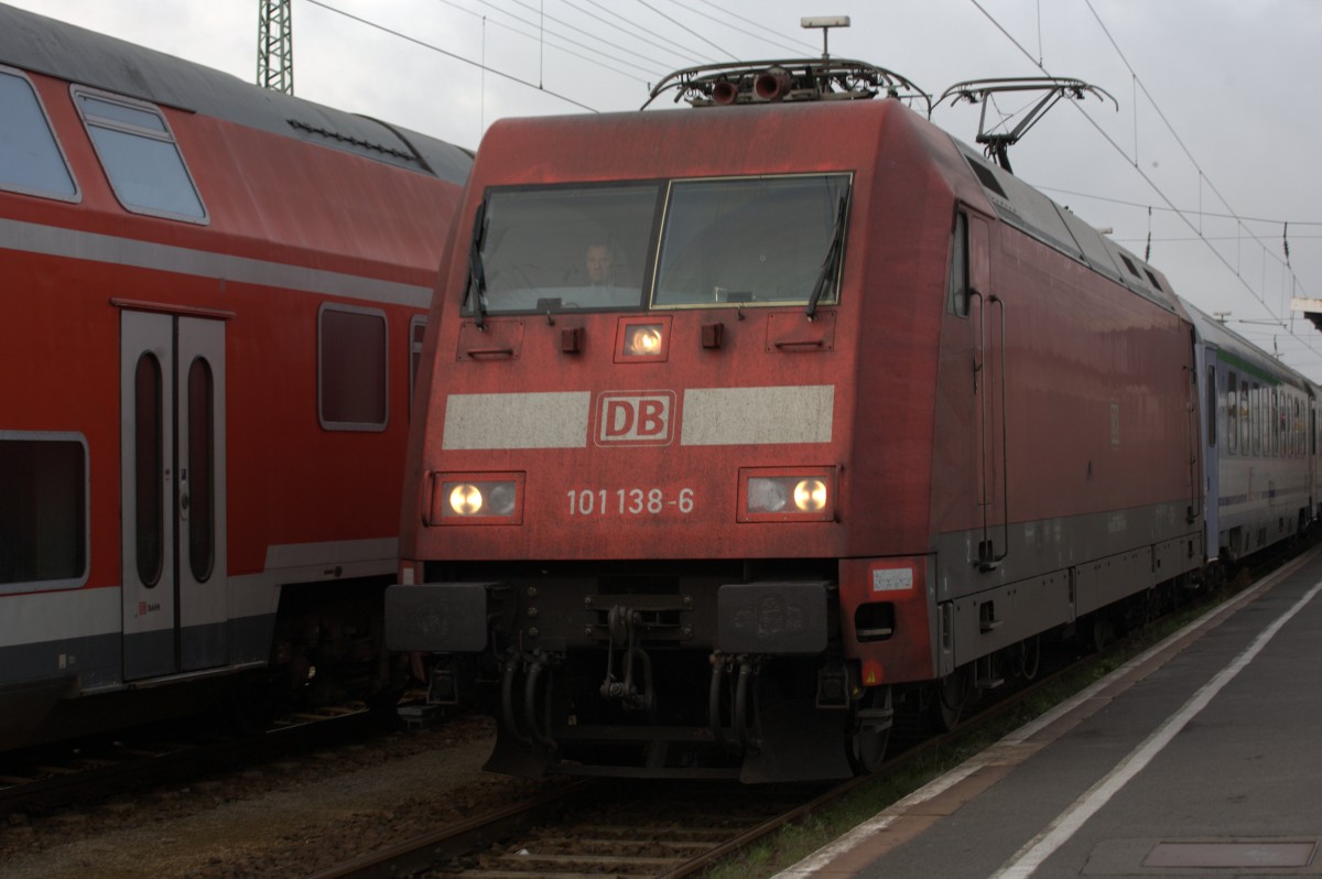 101 138-6 brachte den EC Wawel nach Cottbus.
 