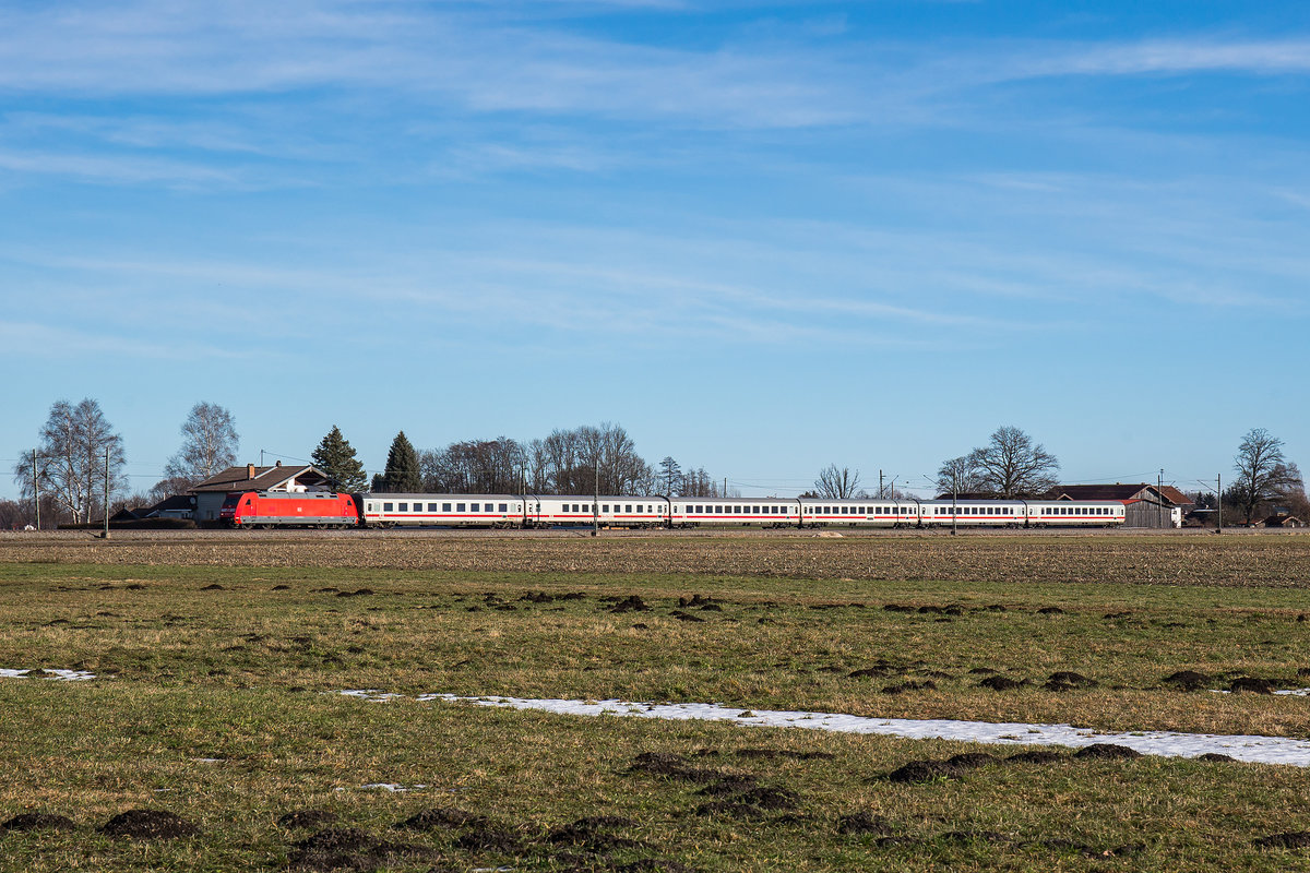 101 143 mit einem EC aus Salzburg kommend am 4. Februar 2017 bei bersee am Chiemsee.