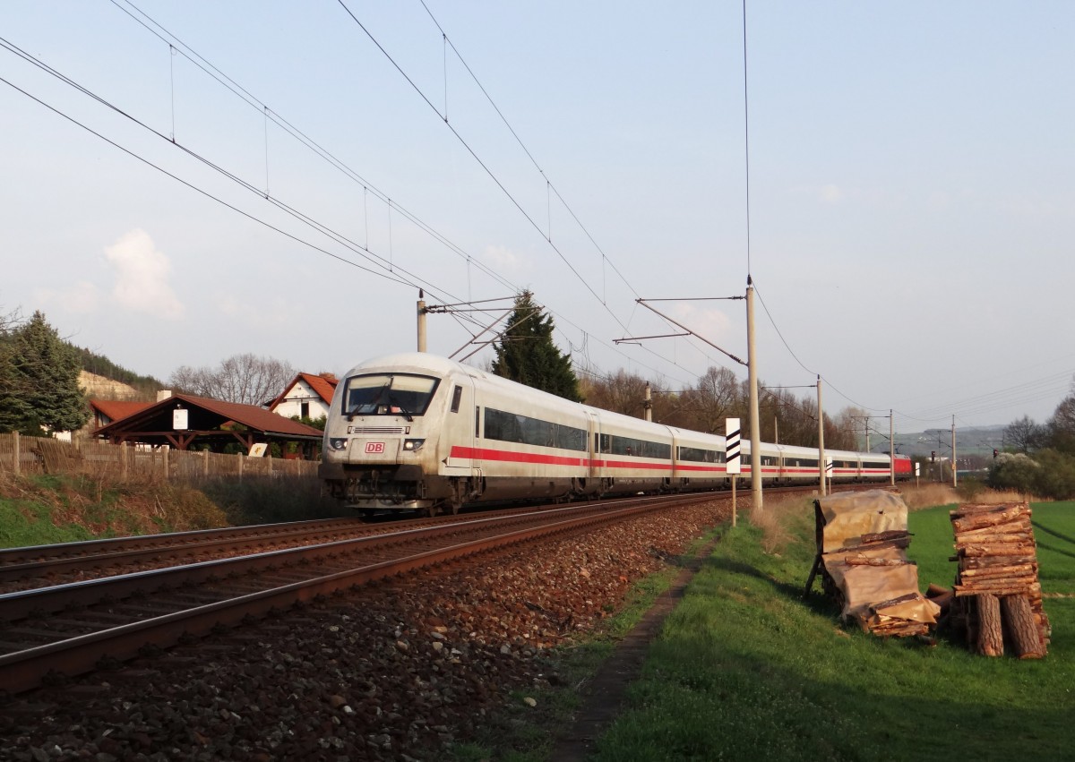 101 xxx schiebt am 02.04.14 einen IC durch Remschütz. 