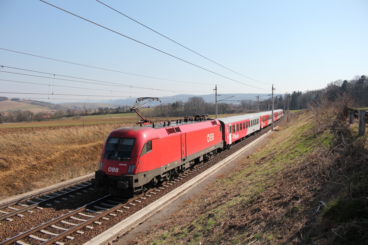 1016 001-8 schiebend an einem Regionalzug am 18. Mrz 2015 kurz vor Bheimkirchen.