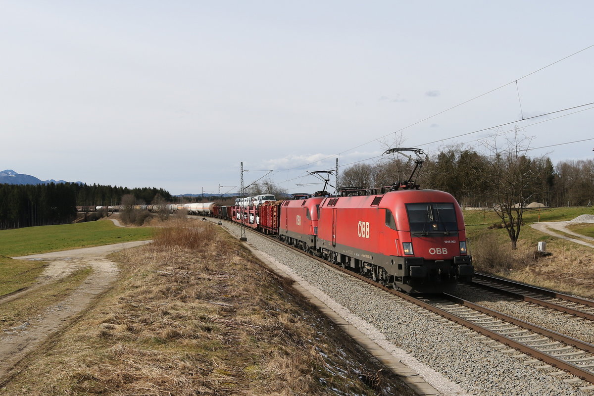 1016 002 und 116 xxx mit einem schnen gemischten Gterzug aus Mnchen kommend am 27. Februar 2020 bei Grabensttt.