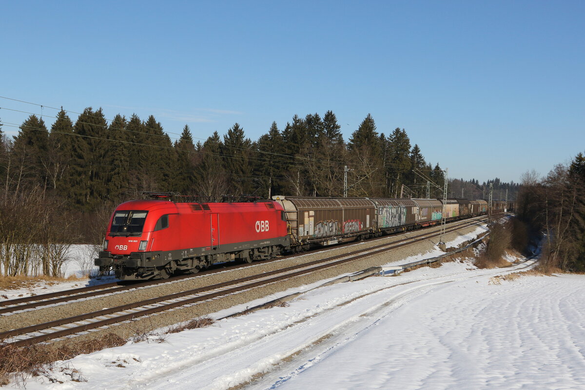 1016 003 mit Schiebewandwagen aus Salzburg kommend am 26. Januar 2022 bei Grabensttt im Chiemgau.