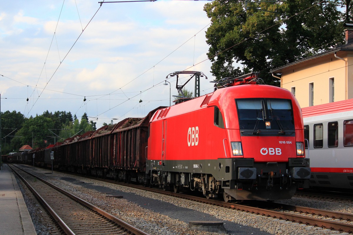 1016 004-4 durchfhrt am 16. August 2012 mit einem Gterzug den Bahnhof von Assling.