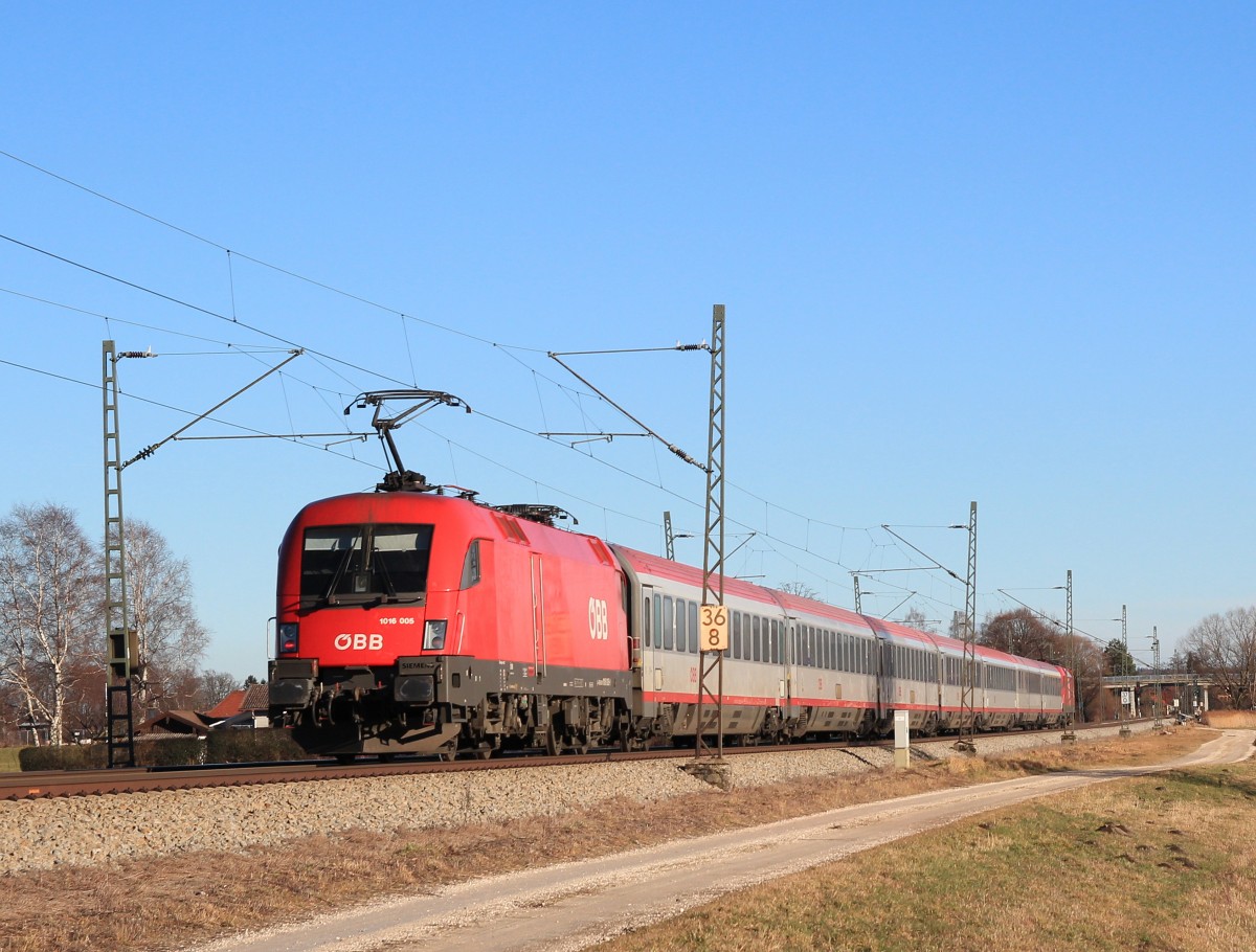 1016 005-9 ist am 27. Dezember 2013 bei Übersee schiebend in Richtung Salzburg unterwegs.