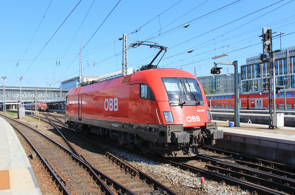 1016 006-7 beim rangieren im Mnchner Hauptbahnhof am 17. Juni 2013.