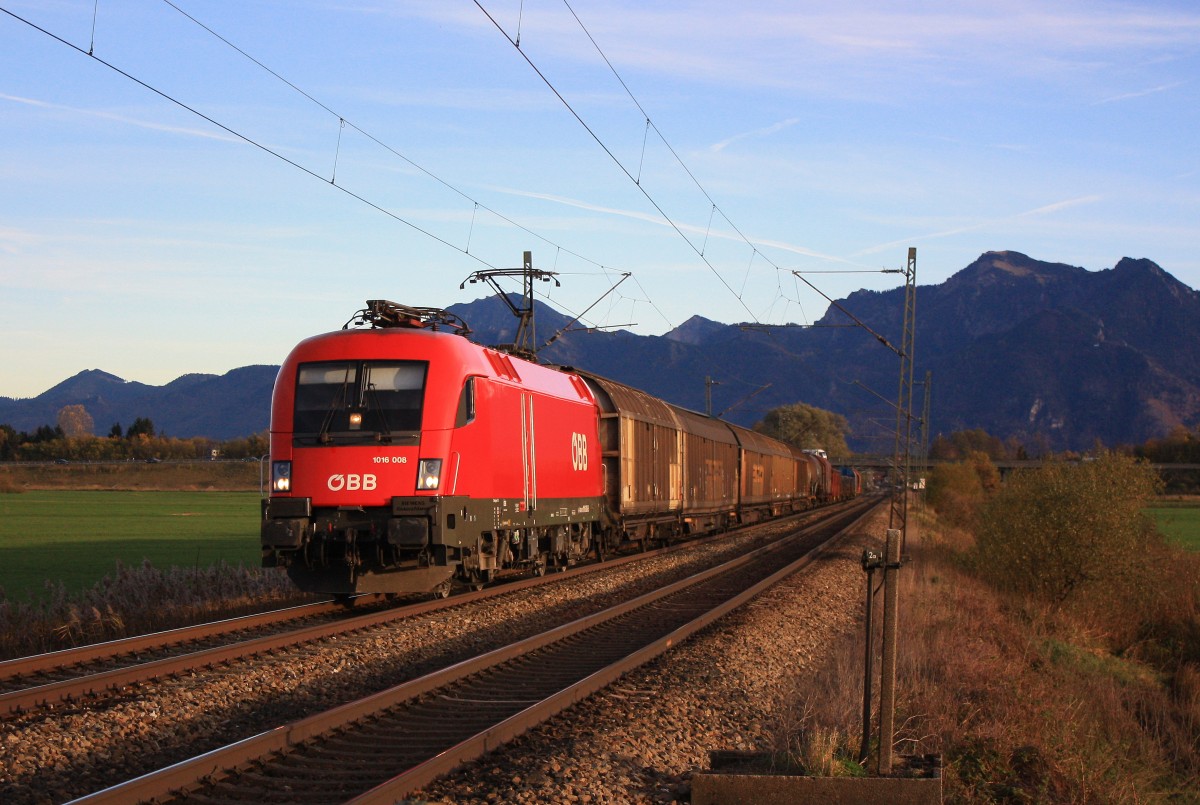 1016 008 am spten Nachmittag des 8. November 2013 aus Salzburg kommend bei Bernau am Chiemsee.