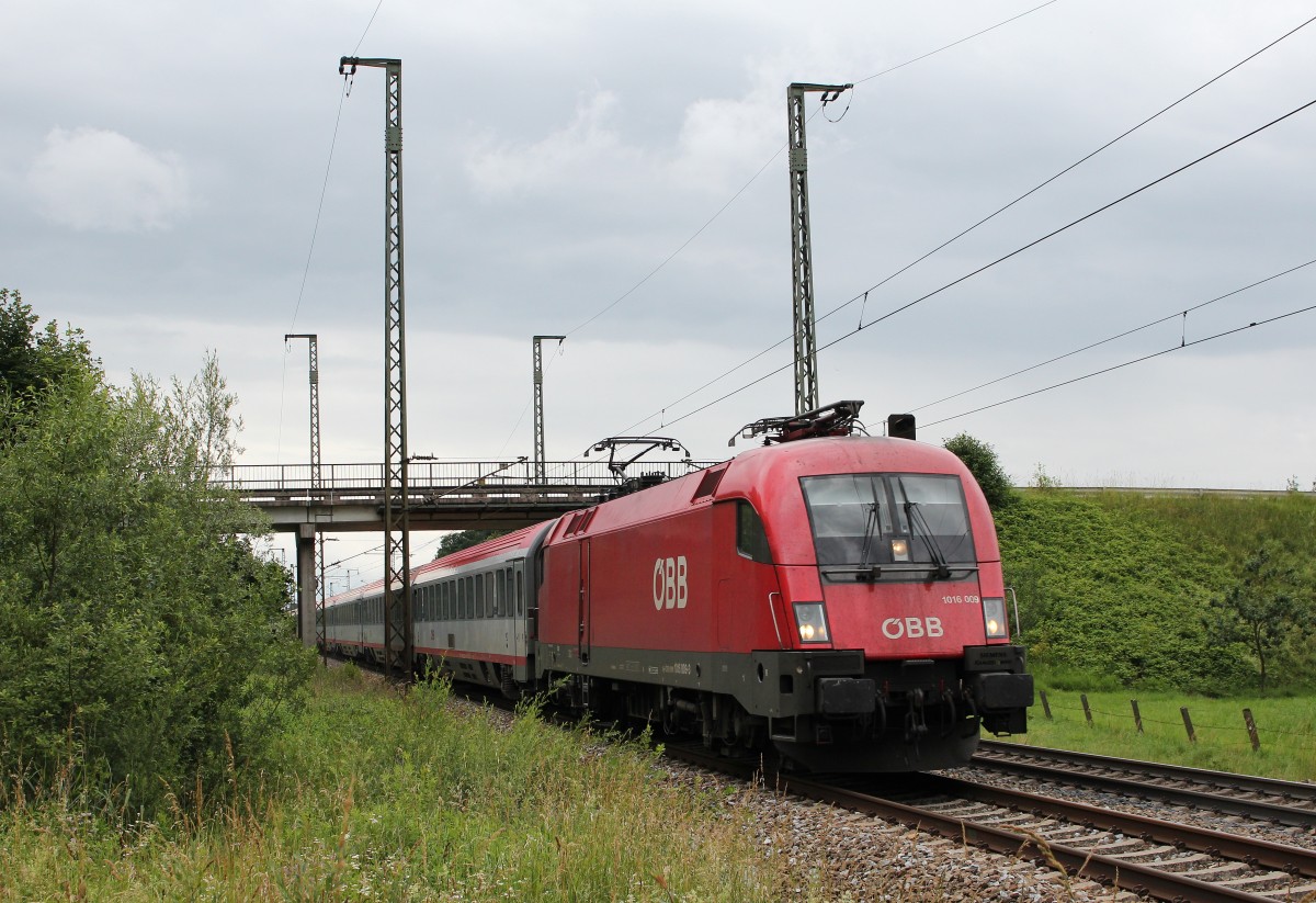 1016 009-3 auf dem Weg nach Salzburg. Aufgenommen am 21. Juni 2015 kurz vor Freilassing.